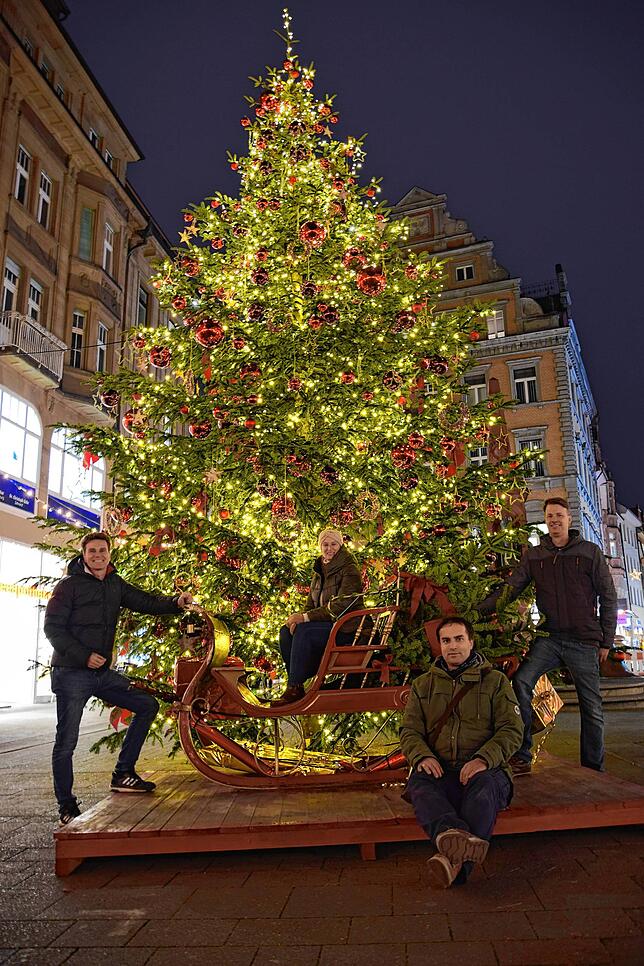 Eric Thiel, Helena Galanakis, Levin Stracke und Tommy Spörrer (v . l.) retten Weihnachten.