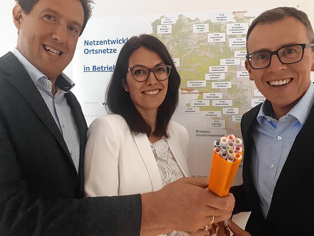 Martina Stiegeler (Mitte) ist beim regionalen Internetanbieter fürs Marketing zuständig. Sie erklärt jetzt das Netzproblem vom ...