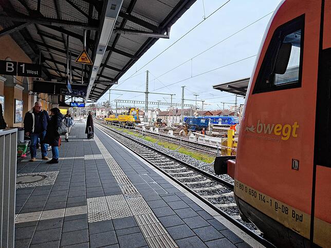 Baustelle Bahnhof. Während Gleis 1, hier im Bild, bereits saniert ist, sind Gleis 2 und 3 gegenüber, die Mittelbahngleise, gesperrt. Bis ...