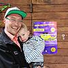 Michael Back und sein Sohn Max vor dem Plakat der Froschenkapelle an der alten Konzertmuschel. Der Pfingstfrühschoppen hat einen festen ...
