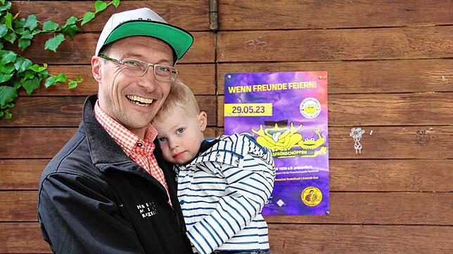 Michael Back und sein Sohn Max vor dem Plakat der Froschenkapelle an der alten Konzertmuschel. Der Pfingstfrühschoppen hat einen festen ...