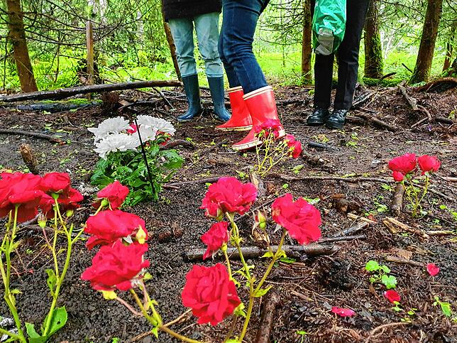 Rote Rosen und Chrysanthemen markieren den Platz, an dem das Feldbett von Isidor F. gestanden hat.