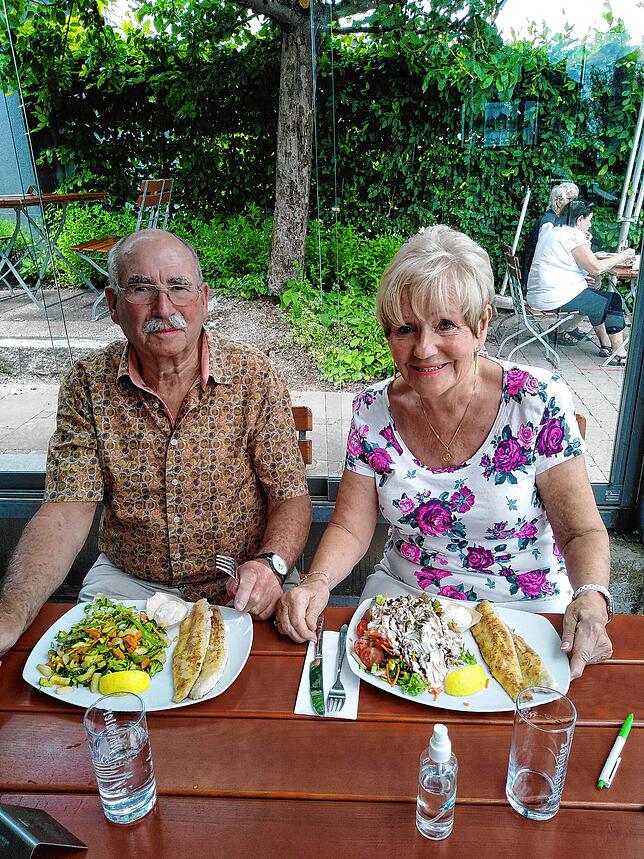 Für ein Stück leckeren Fisch sind Günter und Doris Junker extra aus Gottmadingen auf die Reichenau gefahren. Das hat sich offenbar ...