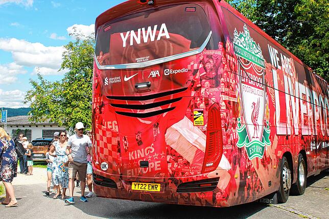 Bild 9: Fans warten vor dem Strandbad Bodman auf den FC Liverpool