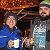 Fabian Kiewning und Felix Ebner genießen heißen Glühwein auf dem Singener Weihnachtsmarkt.