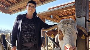 Miriam Stump mit dem Rentner-Bullen James (5) auf dem Erlenhof des Pestalozzi-Kinderdorfs in Wahlwies bei Stockach.
