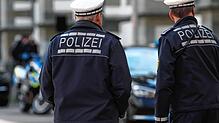 Polizeibeamte in der Radolfzeller Innenstadt. 2024 ereigneten sich weniger Straftaten als noch 2023. (Symbolbild)