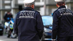 Polizeibeamte in der Radolfzeller Innenstadt. 2024 ereigneten sich weniger Straftaten als noch 2023. (Symbolbild)