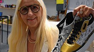 Karin Hamester verkauft in ihrem Pop-up-Geschäft auf der Hofstatt Sneaker aus italienischer Handarbeit. Wer will, kann sich die Schuhe ...