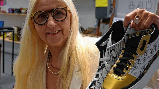 Karin Hamester verkauft in ihrem Pop-up-Geschäft auf der Hofstatt Sneaker aus italienischer Handarbeit. Wer will, kann sich die Schuhe ...