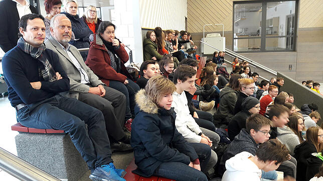 Aufmerksam hören und schauen die Realschülerinnen und Realschüler sowie ihre Lehrerinnen und Lehrer Carsten Stahl in der ...