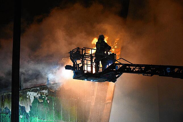 Bild 1: Die Ruine der Friedenskirche in Singen raucht noch