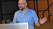 Achim J. Lilienthal bei seinem Vortrag im Gymnasium.