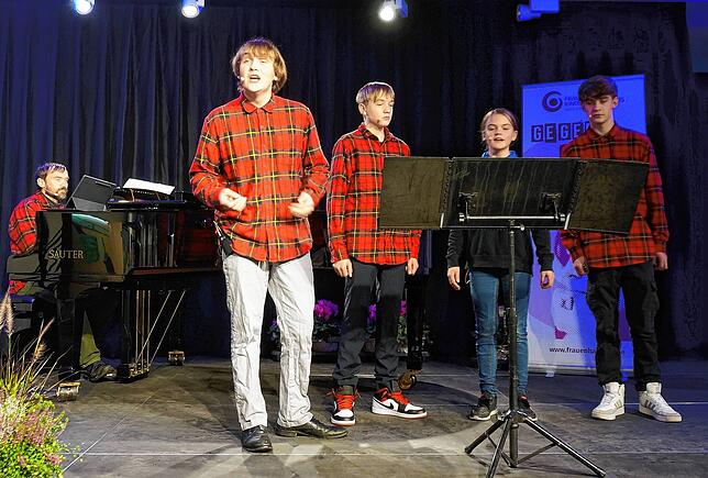 Ansprachen, Musik und geselliges Beisammensein standen im Mittelpunkt des Abends. Die Familie Kraft beeindruckte mit ihrem musikalischen ...