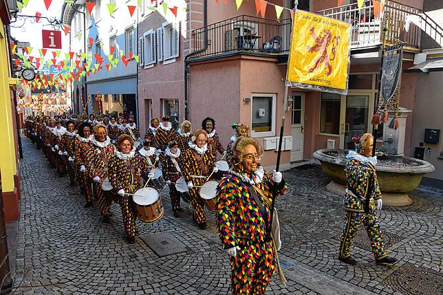 In großer Kolonne zieht die Narro-Altfischerzunft beim Narrolauf durch die Laufenburger Altstadt.
