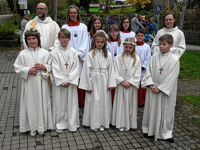Fünf Kinder feierten am Ostermontag in Unterkirnach ihre Erstkommunion. „Kommt her und esst!“, war der Leitspruch, der die Kinder in ...