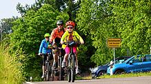 Auf geht‘s zum Volksradfahren des Radfahrvereins Wanderlust Schiggendorf-Baitenhausen: Mit dabei ist auch Familie Menner aus ...