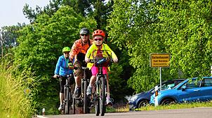 Auf geht‘s zum Volksradfahren des Radfahrvereins Wanderlust Schiggendorf-Baitenhausen: Mit dabei ist auch Familie Menner aus ...