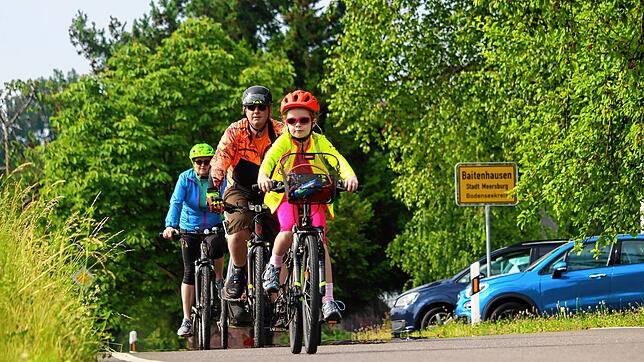 Auf geht‘s zum Volksradfahren des Radfahrvereins Wanderlust Schiggendorf-Baitenhausen: Mit dabei ist auch Familie Menner aus ...