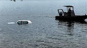 Bild : 89-Jährige fährt mit Auto in den Bodensee – ihre Freunde können sie retten