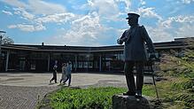 Die Statue von Ferdinand Graf von Zeppelin, hier am neuen Standort vor dem Graf-Zeppelin-Haus, erinnert an den Luftfahrtpionier. Die ...