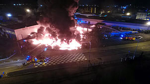 Eine Produktionshalle der Firma Soprema im Rheinhafen steht in Flammen.