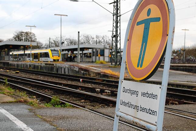 Dieser Betriebsweg ist aktuell die einzige Möglichkeit für Menschen mit einer Gehbehinderung die Gleise 2 und 3 sowie 4 und 5 zu ...