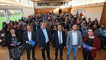 In der SÜDKURIER-Wahlarena in Bodman-Ludwigshafen (von links): Redakteurin Ramona Löffler, Chefredaktionsmitglied Jörg-Peter Rau, die ...