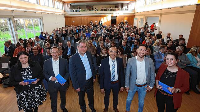 In der SÜDKURIER-Wahlarena in Bodman-Ludwigshafen (von links): Redakteurin Ramona Löffler, Chefredaktionsmitglied Jörg-Peter Rau, die ...