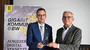 Herrischrieds Bürgermeister Christian Dröse (links) mit Digitalisierungsminister Thomas Strobl bei der Verleihung der Auszeichnung. ...