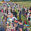 Kein Ende in Sicht. Rund 1000 Meter schlängelt sich die Lange Tafel zwischen Wildi-Kreisel und Kreisel am Hölzlekönig. Bild: Roland Sprich