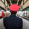 Ein DB-Mitarbeiter im Hauptbahnhof in Stuttgart (Symbolbild)