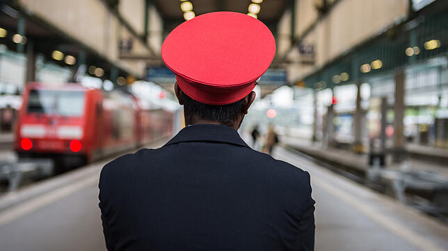 Ein DB-Mitarbeiter im Hauptbahnhof in Stuttgart (Symbolbild)