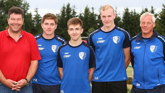 Neu beim Aufsteiger: Sportchef Oliver Eichkorn (links) und Trainer Roberto Wenzler (rechts) freuen sich, dass Frank Kech, Thomas Lang ...