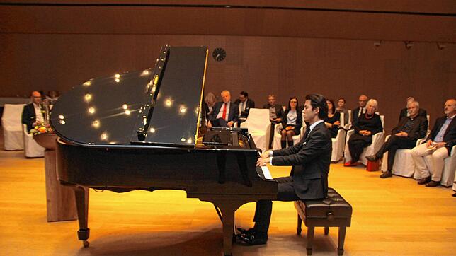 Ein besonderes Konzert in kleinem Rahmen: Für rund 30 Gäste spielt der Pianist Haiou Zhang im Öschberghof. Dort ist er nun auch ...