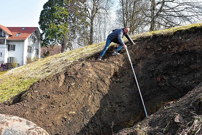 Für den Laien wäre es an der Grubenkante sehr gefährlich. Für den Geologen Achim Zimmermann ist es Alltag. Fünf Meter geht es steil in ...