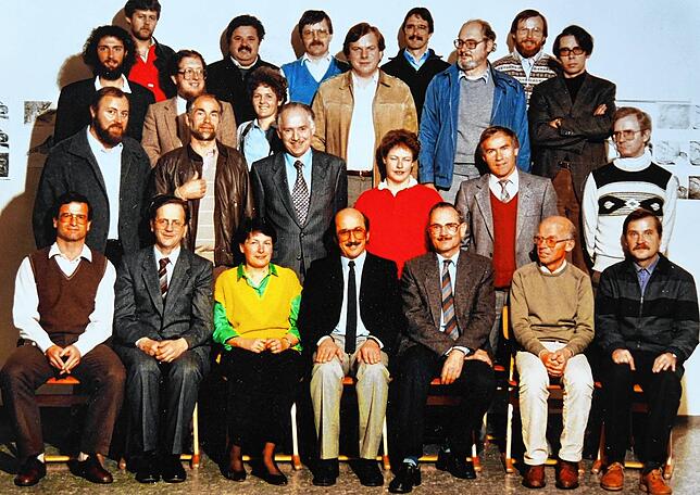 Das Lehrerkollegium des Martin-Heidegger-Gymnasiums im Jahr 1986. Vorne in der Mitte ist Dieter Alber, links von ihm Sekretärin Margot ...
