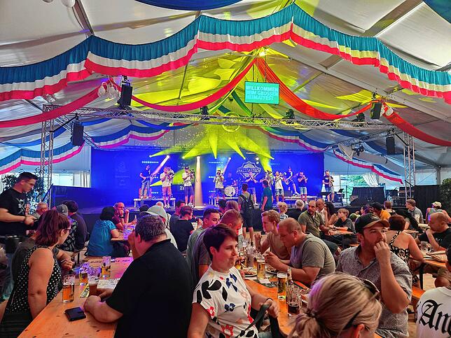 Bild 5: Chilbi 2024: Gute Laune beim Brassabend mit Brasstastisch und Brasslufthamma