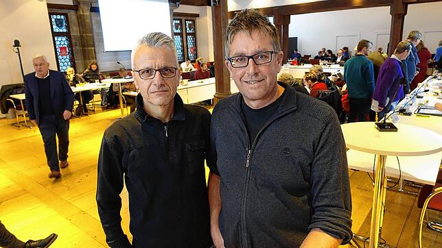 Vor dem Gemeinderat, wo sie über den Kampf um Arbeitsplätze bei Körber in Konstanz kämpfen: Die Betriebsräte Uwe Wiedenbach (links) und ...