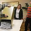 Wahlhelfer Arno Hornung schüttet im Jestetter Rathaus die Urne des Briefwahlbezirks aus.