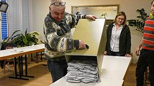Wahlhelfer Arno Hornung schüttet im Jestetter Rathaus die Urne des Briefwahlbezirks aus.