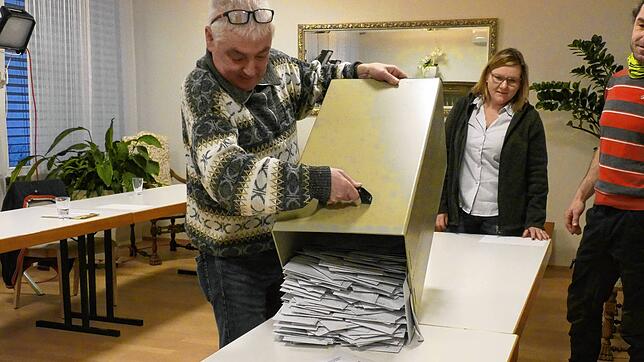 Wahlhelfer Arno Hornung schüttet im Jestetter Rathaus die Urne des Briefwahlbezirks aus.