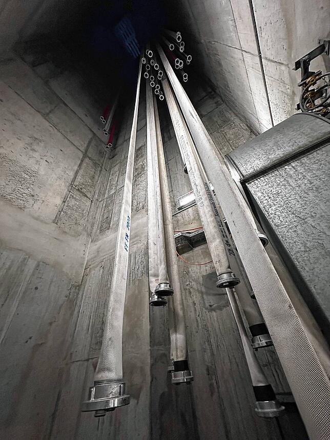 ... und nach dem Waschvorgang im Schlauchturm zum Trocknen aufgehängt.