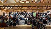 Mehr als 70 ehemalige und aktive Mitglieder der Guggenmusik Studähaaghüüler überraschen Haiko Zimmermann (Mitte) bei einer Party in der ...