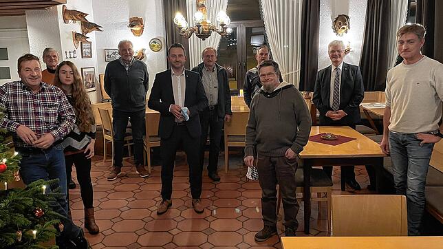 Die neue Vorstand mit den Abgeordneten Volker Mayer-Lay (Mitte) und Klaus Burger (hinten, rechts): Detlef Thimm, Siegfried Felix, Julia ...