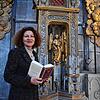 Birgit Rückert mit dem soeben erschienenen dritten Band ihrer Klosterkrimi-Reihe im Salemer Münster vor dem Sakramentshaus. Abt Johannes ...