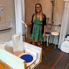 Fabienne Klausmann zeigt Hilfsmittel für den Sanitärbereich. Die Musterwohnung Beate zeigt viele Möglichkeiten auf, mit denen Senioren ...