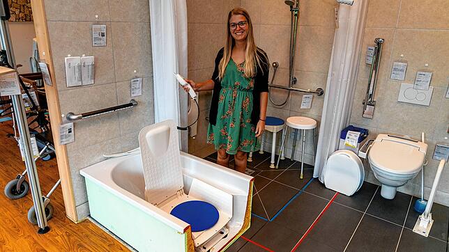 Fabienne Klausmann zeigt Hilfsmittel für den Sanitärbereich. Die Musterwohnung Beate zeigt viele Möglichkeiten auf, mit denen Senioren ...