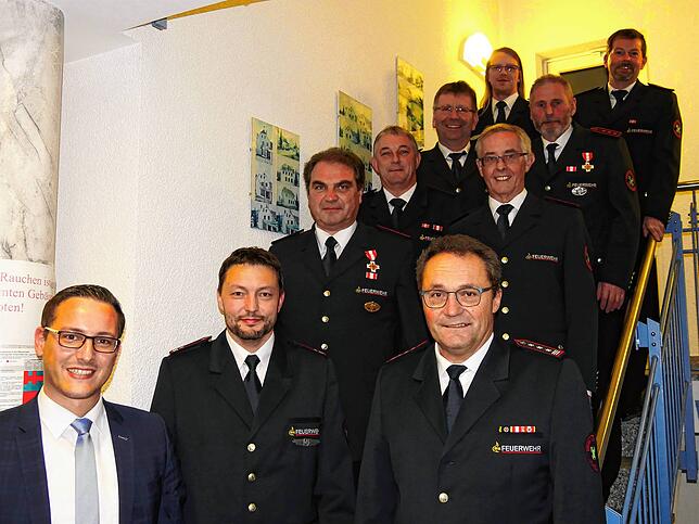 Bei der Versammlung in Hohenfels: Bürgermeister Florian Zindeler (vorne, v.l.), Ralf Sigmund, Franz Hahn; zweite Reihe: Otto Liebherr, ...