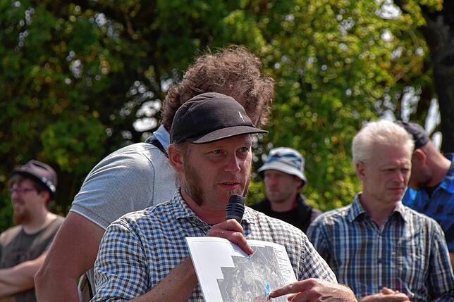Sven Gebhart, der Biotopverbundmanager des Landschaftserhaltungsverein des Landkreis Konstanz, moderierte den Exkursionstag des ...